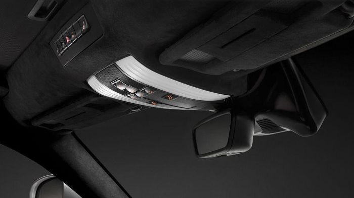 Η οροφή είναι καλυμμένη από Alcantara, ενώ εκεί βρίσκεται και μια κονσόλα με πλήθος διακοπτών.